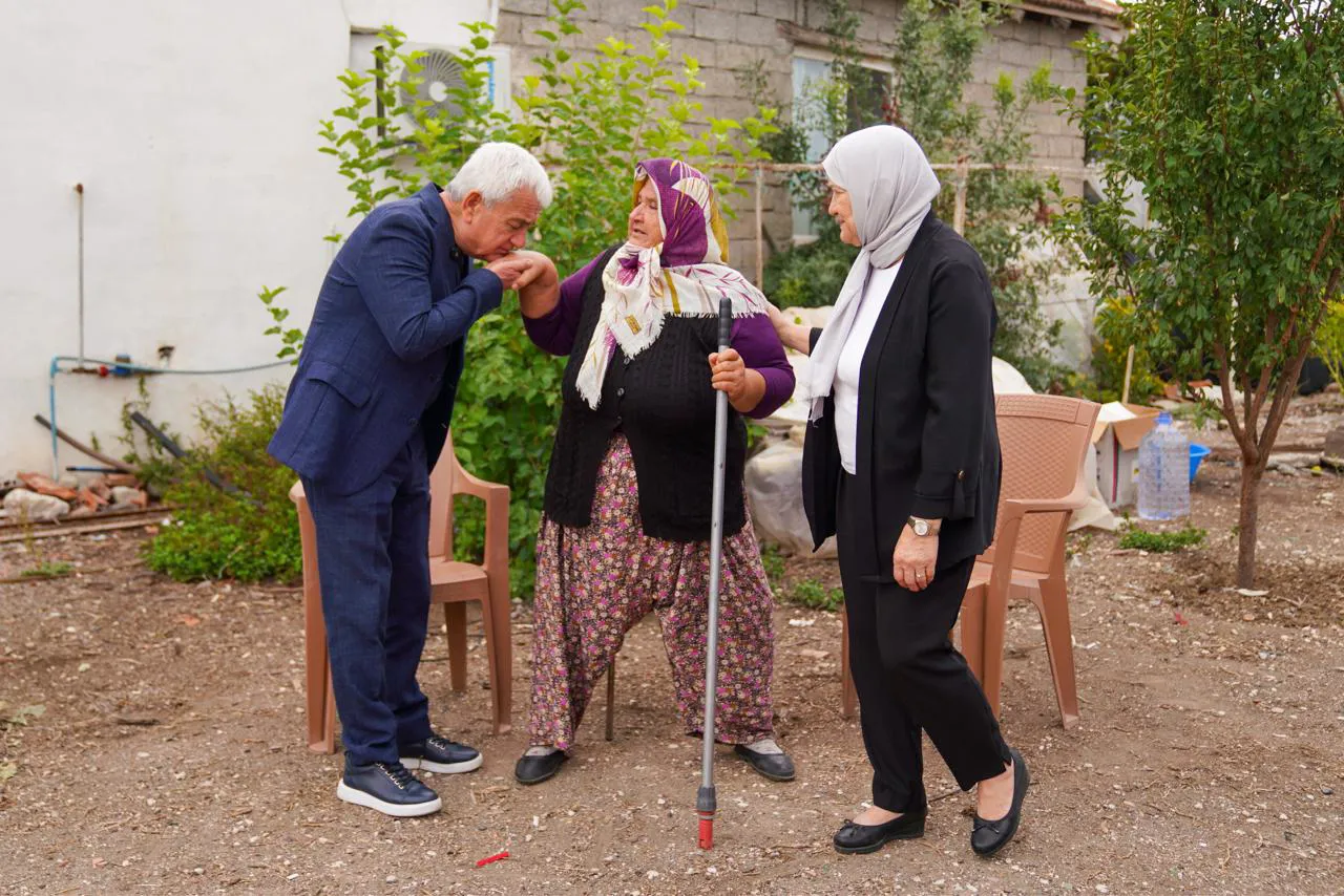 Başkan Geyikçi, Dünya Yaşlılar Günü’nde Büyükleri Ziyaret Etti